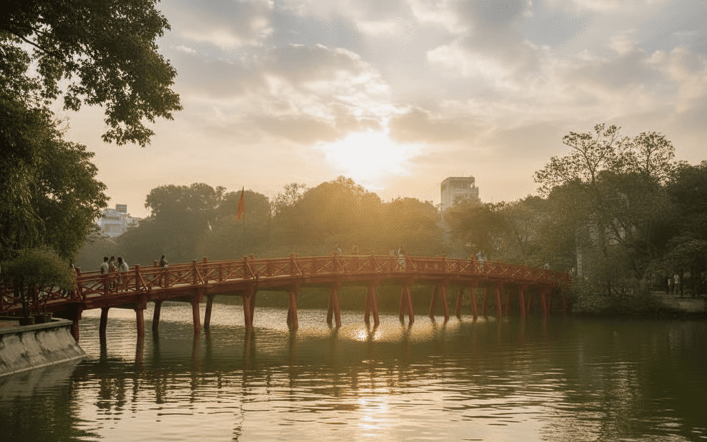 Bạn có thể ghé thăm cầu Thê Húc vào sáng sớm khi trời còn chưa quá nắng